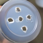 カップの底には、いくつか穴を開けます