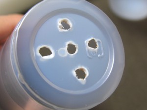 カップの底には、いくつか穴を開けます
