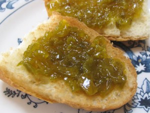 青トマトのジャムを、パンにのっけて
