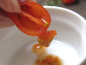 半分に切って、ジェル状の部分ータネを取り出します