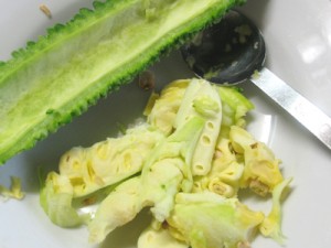 スプーンで中身をほじくり出しました