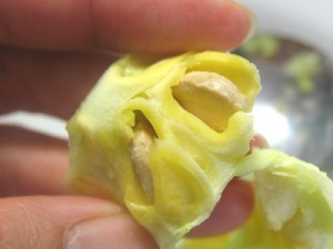 ゴーヤのワタの中には種がある