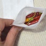 乾燥唐辛子を数本、お茶パックに入れて、米びつへ