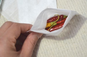 乾燥唐辛子を数本、お茶パックに入れて、米びつへ