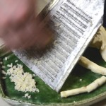 皮をむいてから、摩り下ろします