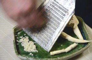 皮をむいてから、摩り下ろします